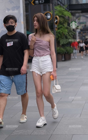 白热裤，大长腿美眉