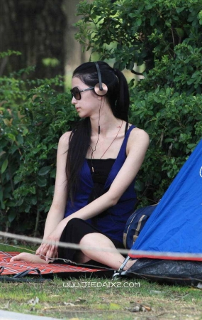 帐篷外的好身材妹子