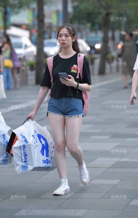 街拍粉色背包小姐姐