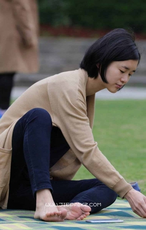 躺男友怀里的美眉
