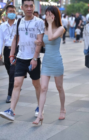 街拍超短裙小姐姐