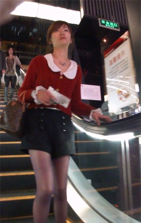 跟拍美女的性感灰丝美腿