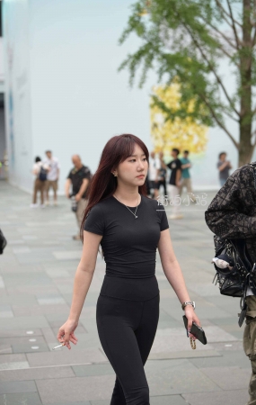 街拍黑色紧身长裤美妞
