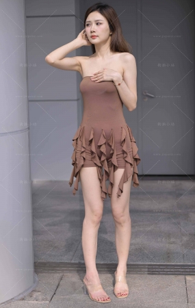 紧致的抹胸装美女