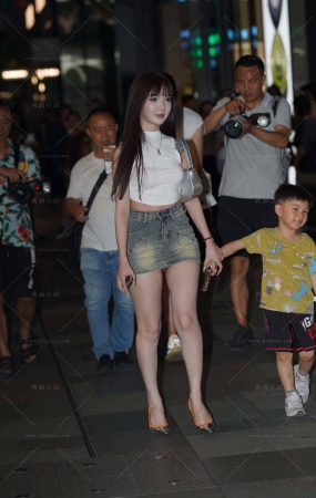 超短牛仔裙美腿辣妈