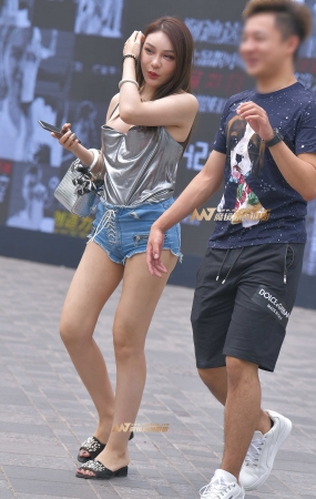 性感牛仔热裤美女