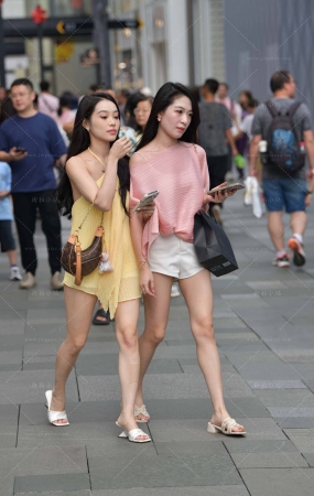 街拍凉拖美腿闺蜜