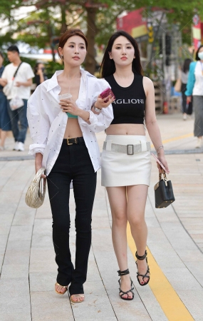 23416-68=46√街头美女俩闺蜜 10P