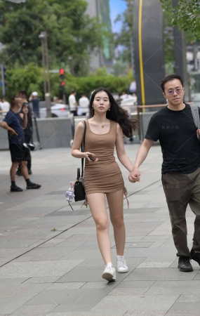 街拍超短包臀裙美眉