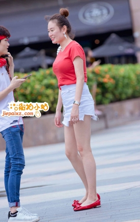 红衣白短热裤丰满美眉