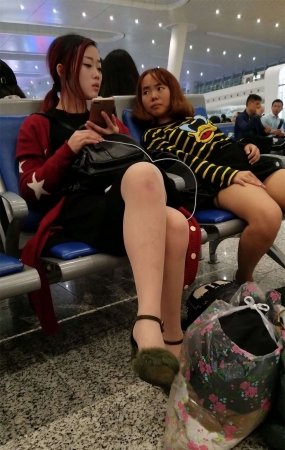 黑色包臀裙肉色丝袜高跟红衣美眉