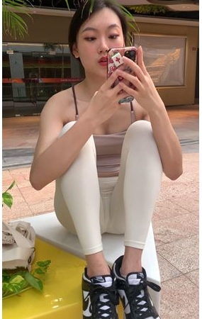 白色紧身裤美女