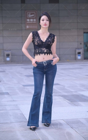 搭讪牛仔裤长腿美姐