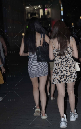 夜拍条纹短裙美眉跟闺蜜逛街