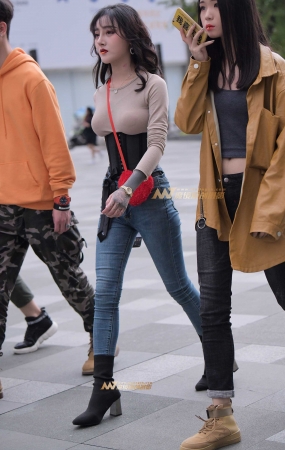 年龄小，身材好