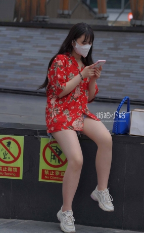 抓拍在玩手机的丝袜小妞