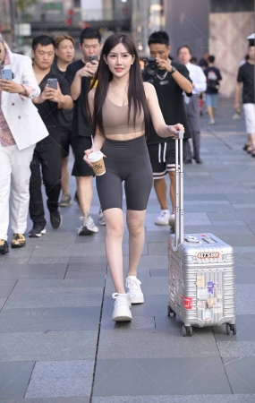 可爱紧身裤小姐姐