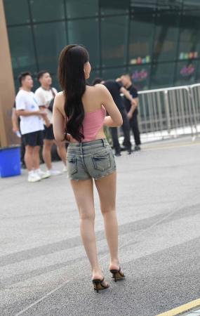 牛仔热裤大长腿美眉