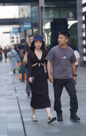 街拍黑色裙女友