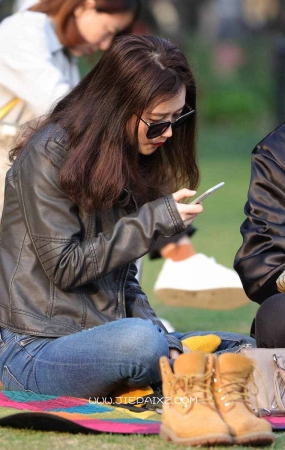 高颜值墨镜女子有特色的黄色船袜
