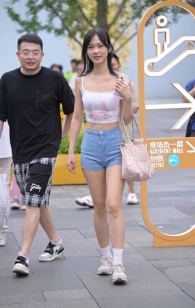 夏日清凉热裤苗条小姐姐