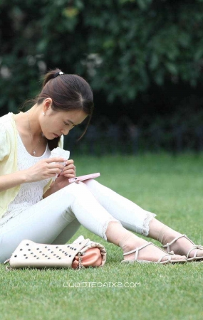 街拍略显保守的短袜凉鞋女孩