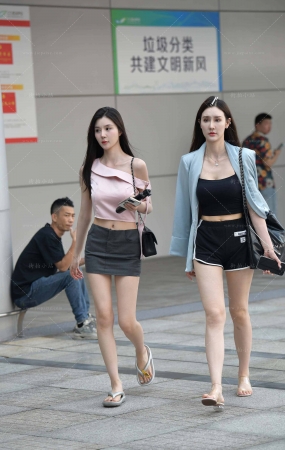苗条长腿俩姐妹