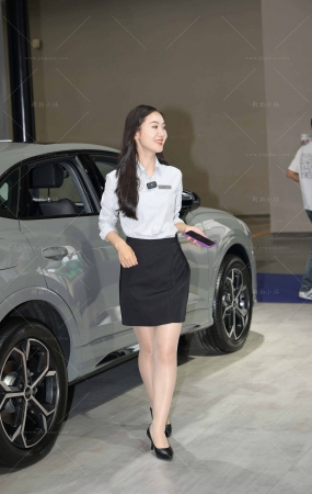 直播卖车的超薄R丝美女主播