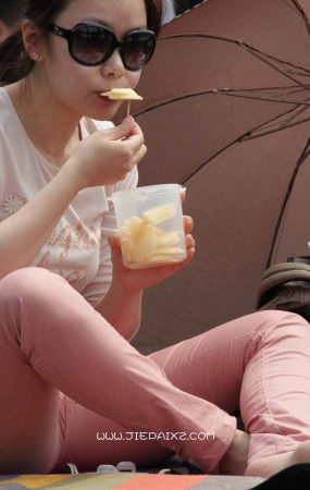 粉色裤美少妇总是令人不自觉驻足
