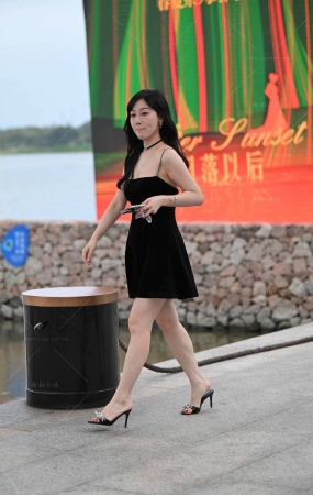 黑色吊带裙御姐女神