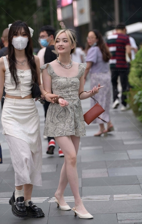 街拍白皙美腿美眉