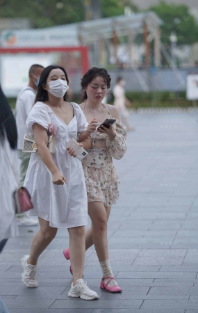 清凉的碎花裙美眉