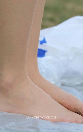 街拍红色短裙美眉
