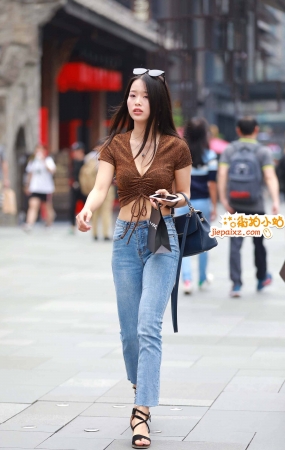 街拍紧身牛仔长裤美眉