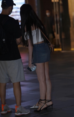 牛仔短裙美女