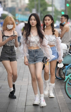 街拍牛仔热裤气质小仙女
