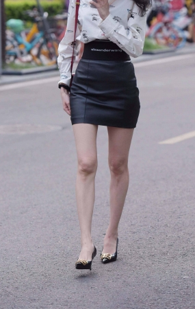 街拍黑色皮短裙气质美女（20P）