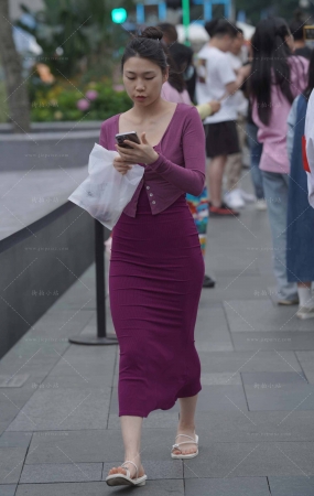 街拍紫色长裙美眉