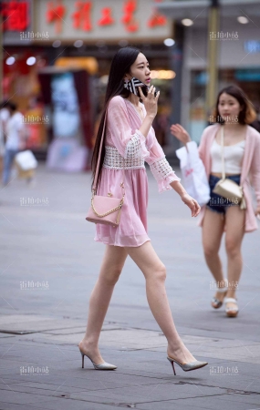 街拍粉色短裙高跟靓女