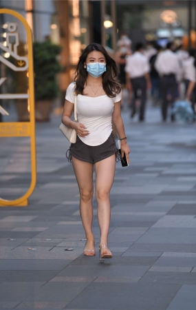 灰色热裤美腿凉高
