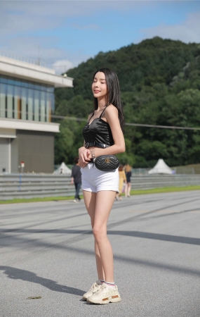 白色热裤香肩美腿