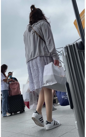 白裙美眉