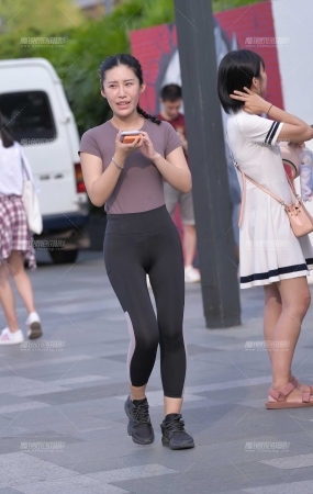 黑色紧身裤翘臀**