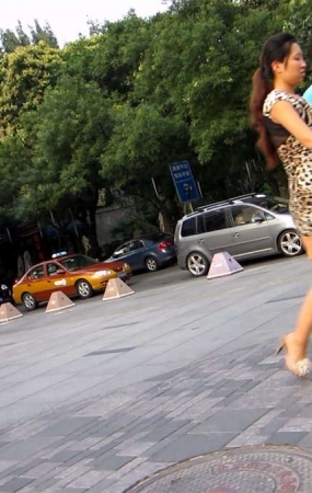 跟拍低胸丰满豹纹紧身包臀裙美女圆臀