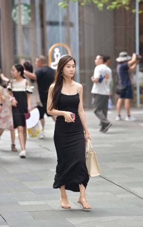 街拍黑色长裙，优雅轻熟美女