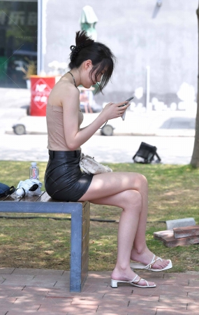 气质抹胸装美腿美女