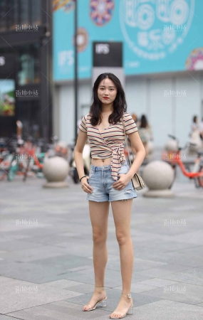 街拍牛仔短裤小姐姐