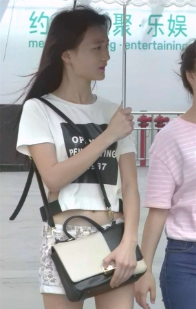 碎花短裤妹妹