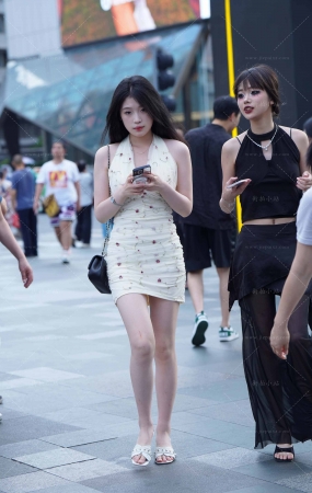 白皙的短裙妹纸
