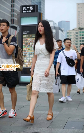 街拍蕾丝开叉裙紧身美女
